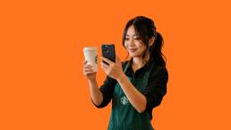 Dipendente Starbucks che crea contenuti UGC per i social media