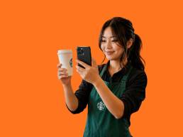 Dipendente Starbucks che crea contenuti UGC per i social media