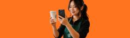 Dipendente Starbucks che crea contenuti UGC per i social media